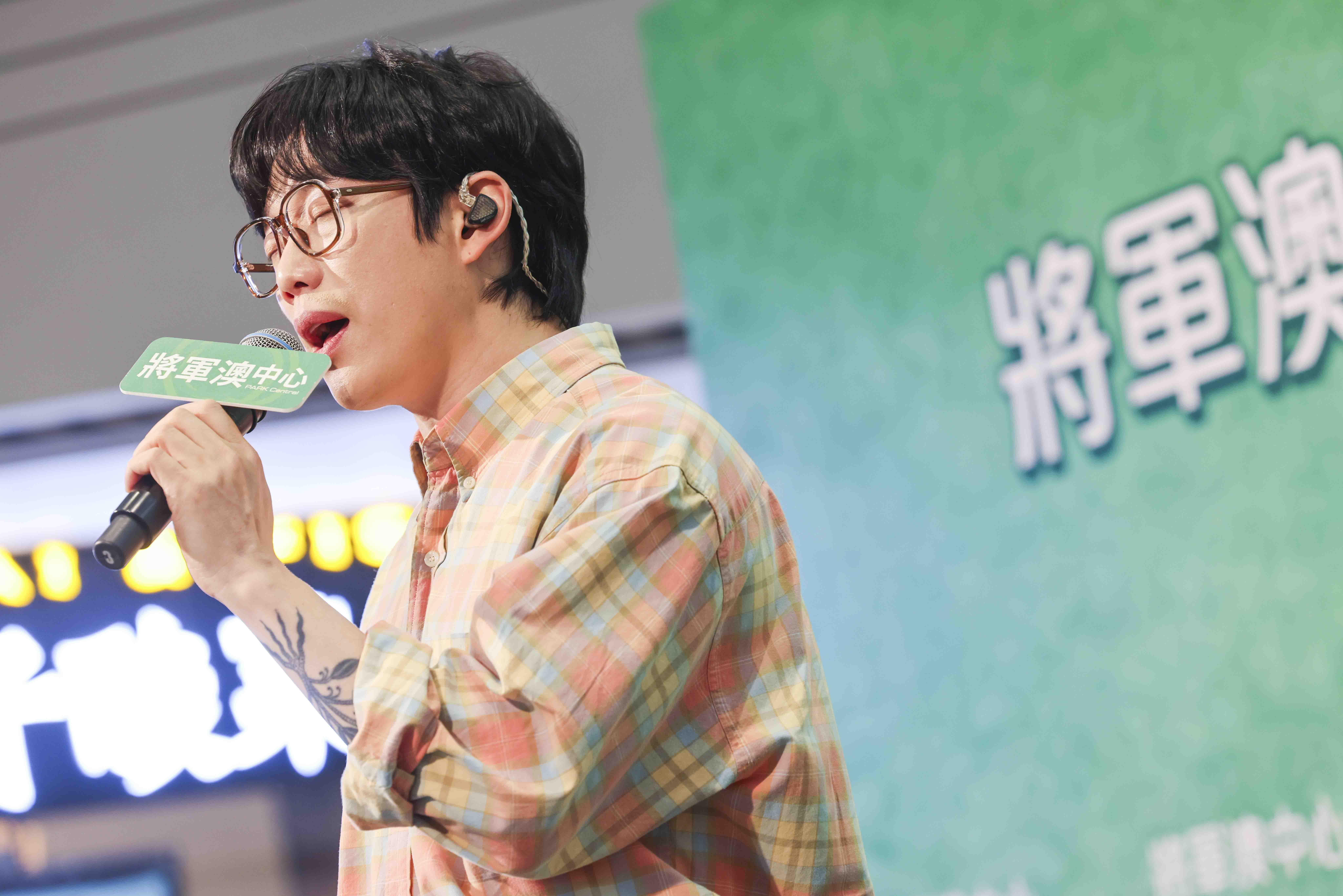 10CM席上唱出韓劇《背著善宰跑》的配樂《春雪》,觀眾如痴如醉。