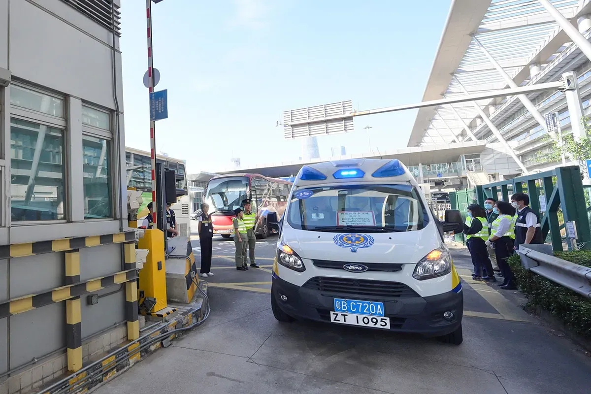 深圳跨境救護車取道深圳灣管制站過關。(資料圖片/政府新聞處)