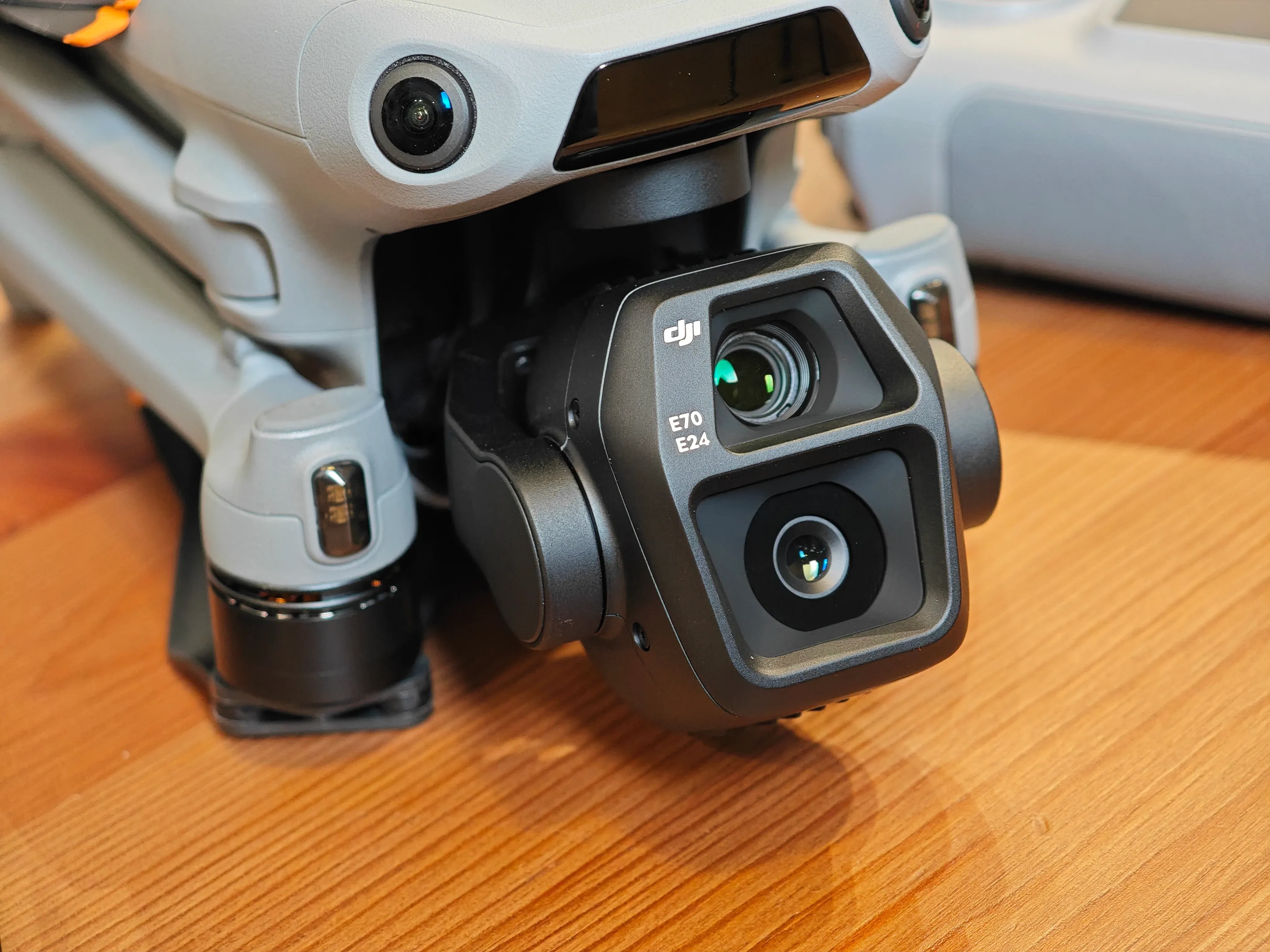 Air 3S 是同系列機種中首次加入 1“ 5000 萬像素 CMOS 主相機和 1/1.3“ 4800 萬像素 3 倍中長焦相機的組合,使其在各種場景下都可以擁有拍攝的彈性。