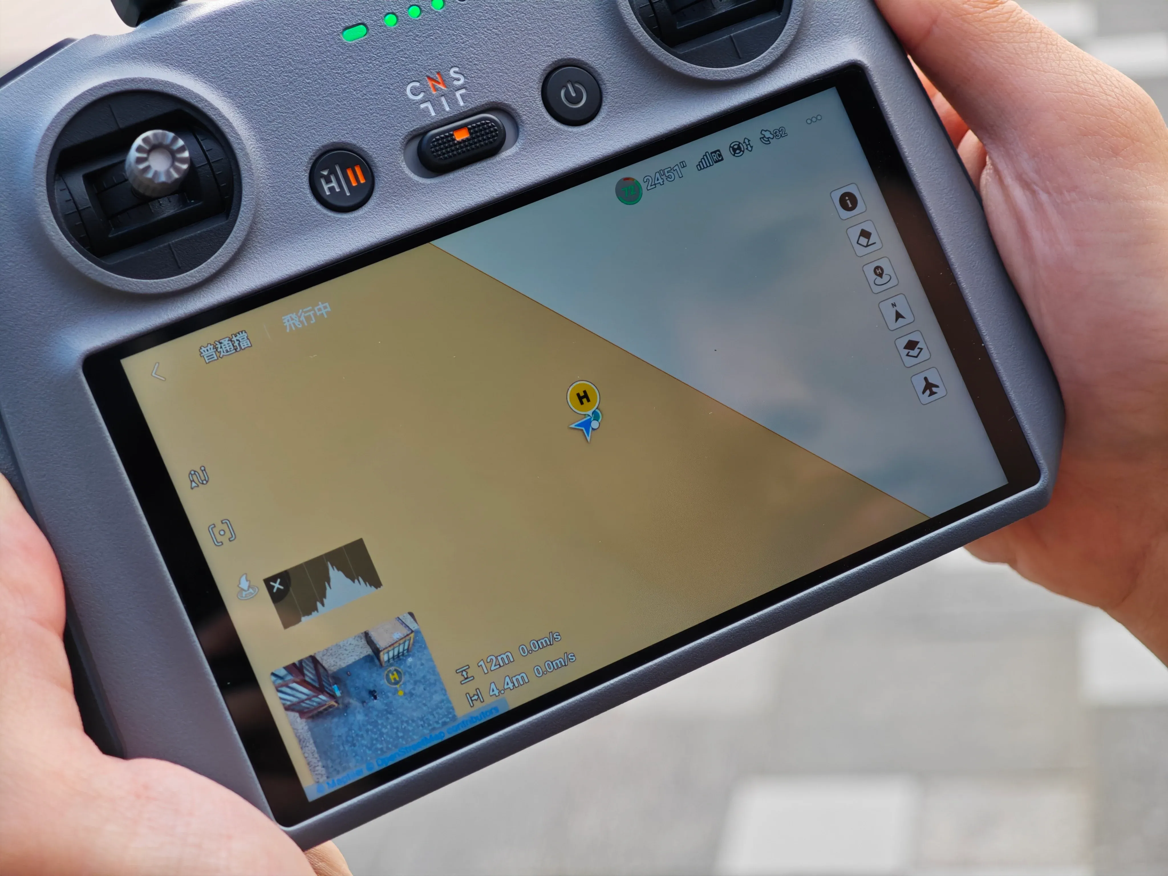 起飛後,Air 3S 會以「H」清楚標示起飛地點,自動返航時會以此點為依據