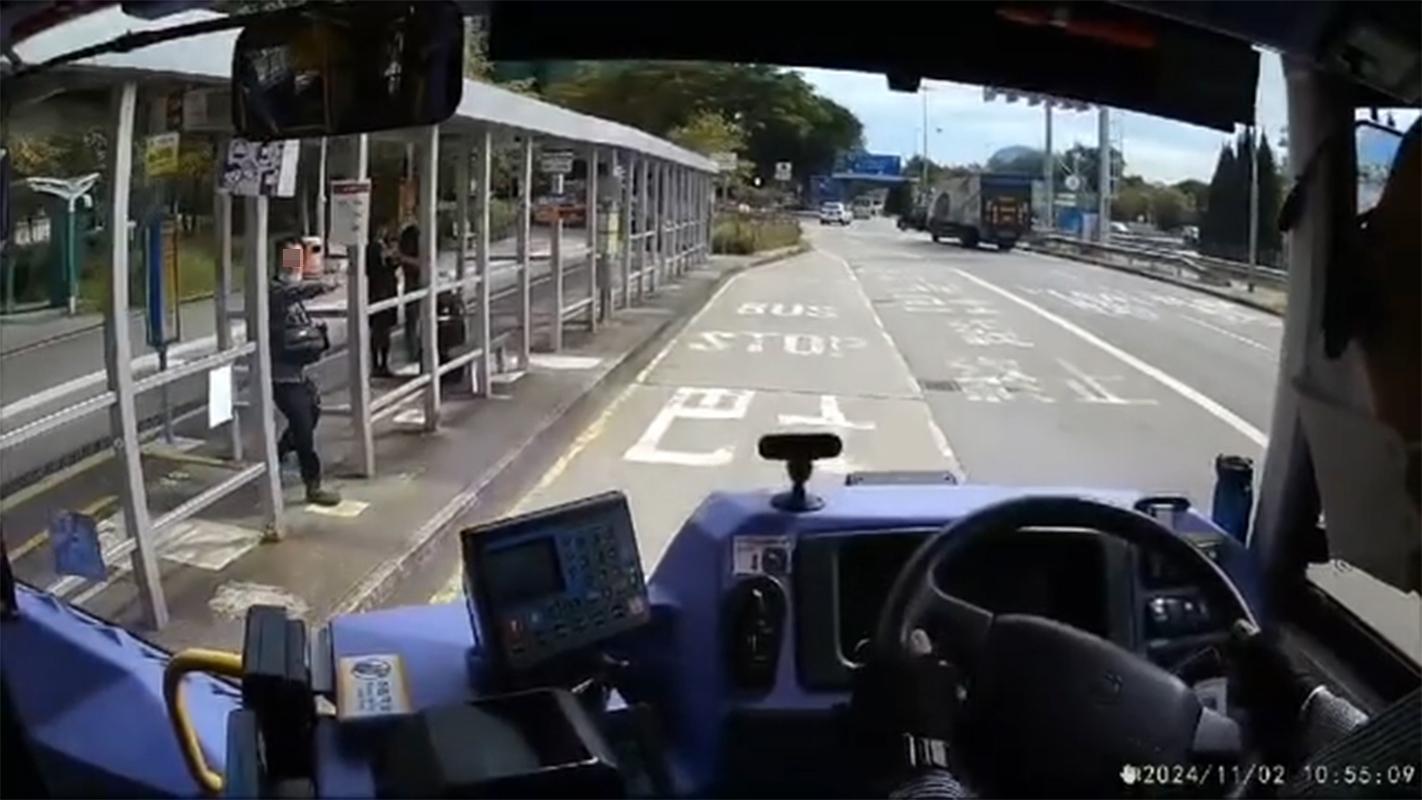 一名男子在大埔上巴士時連番嘶叫,車長被嚇窒「嘩」一聲不自覺退後。(網上片段截圖)