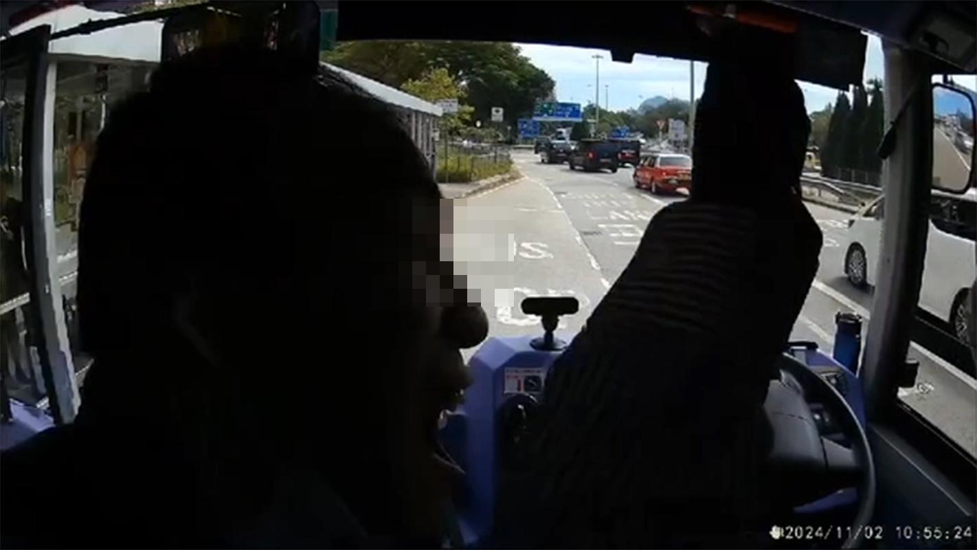 一名男子在大埔上巴士時連番嘶叫,車長被嚇窒「嘩」一聲不自覺退後。(網上片段截圖)