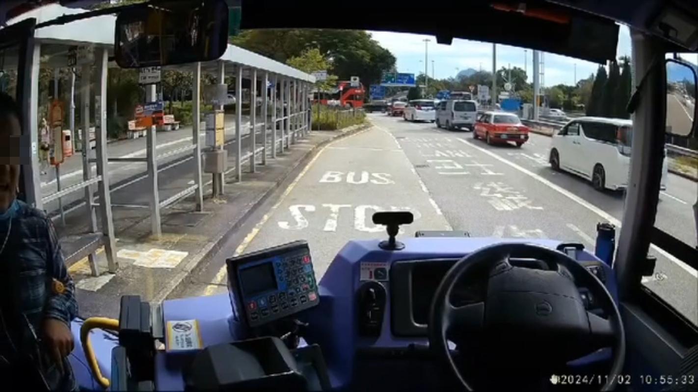 一名男子在大埔上巴士時連番嘶叫,車長被嚇窒「嘩」一聲不自覺退後。(網上片段截圖)