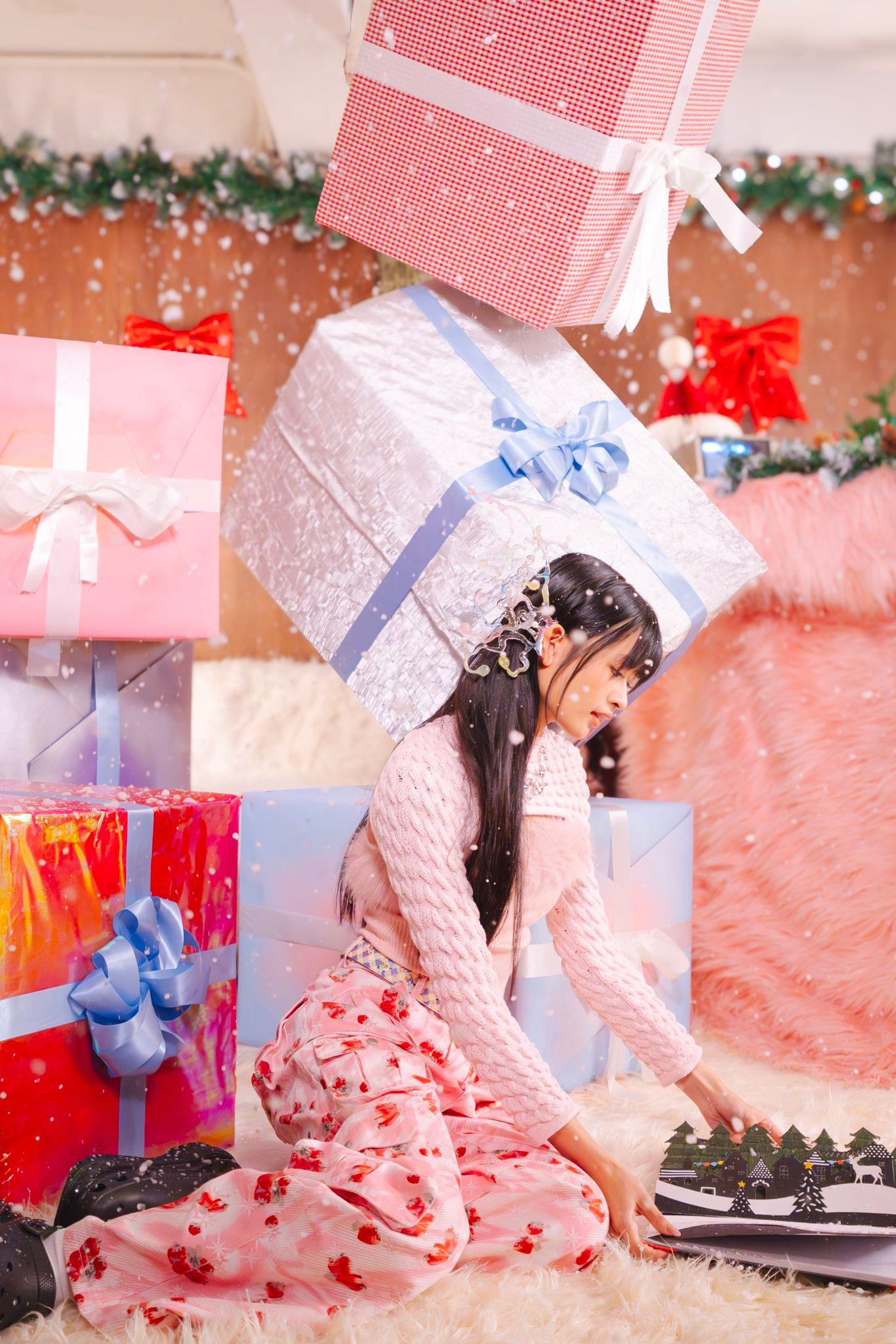 Me&在MV中有兩個造型。