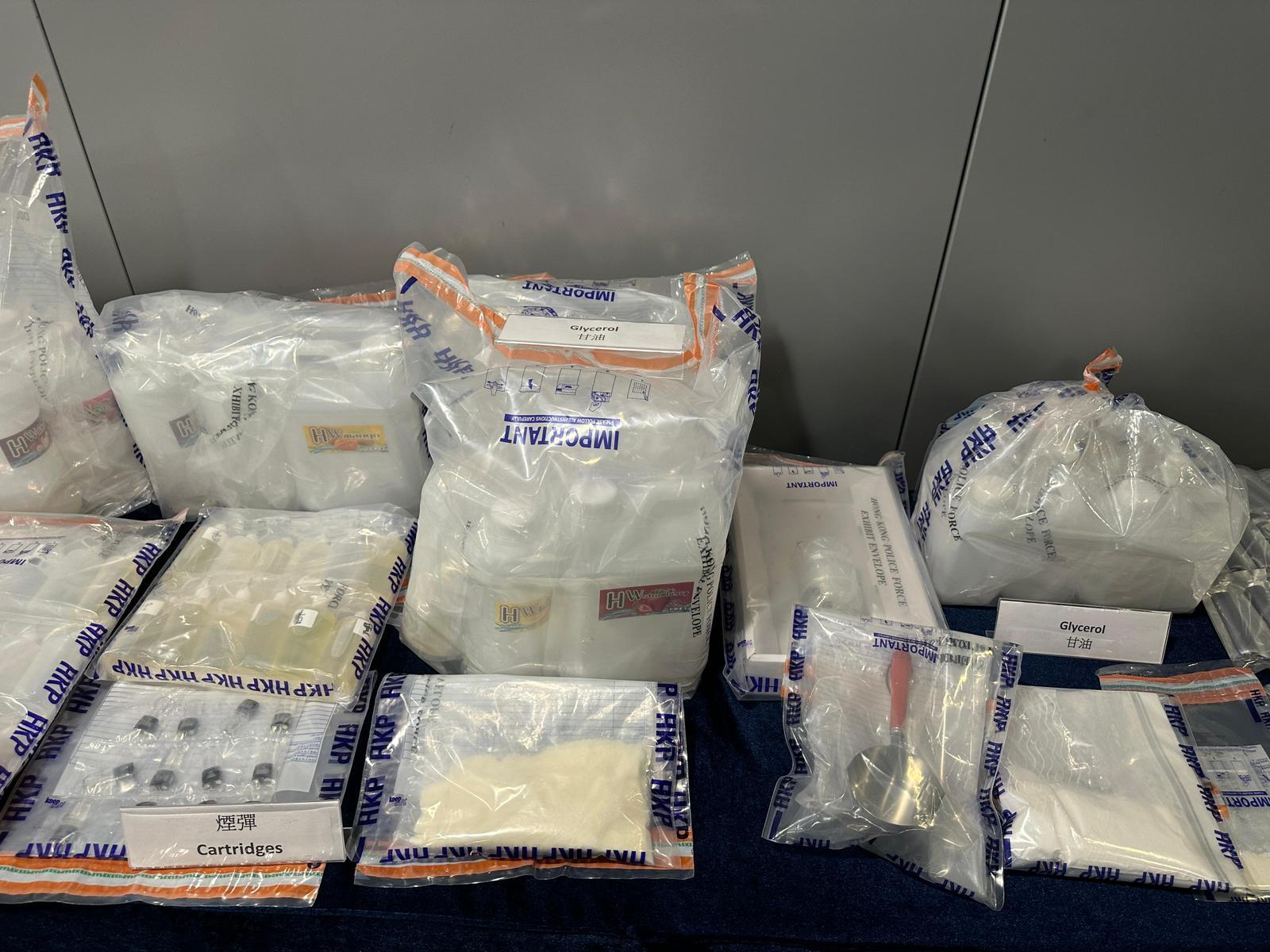 警方在行動中一共檢獲2公斤「依托咪酯」粉末、3公斤「太空油」、17公斤香味甘油,以及大量電子煙彈和加工工具,市值約240萬元。