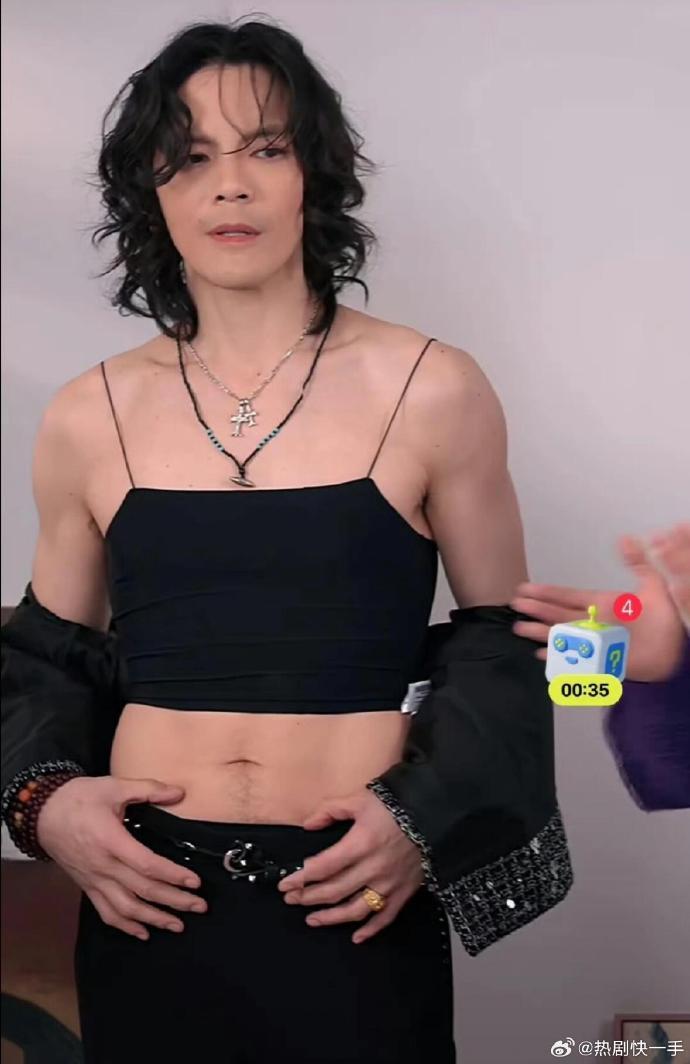 向佐在直播中換上多套女裝。