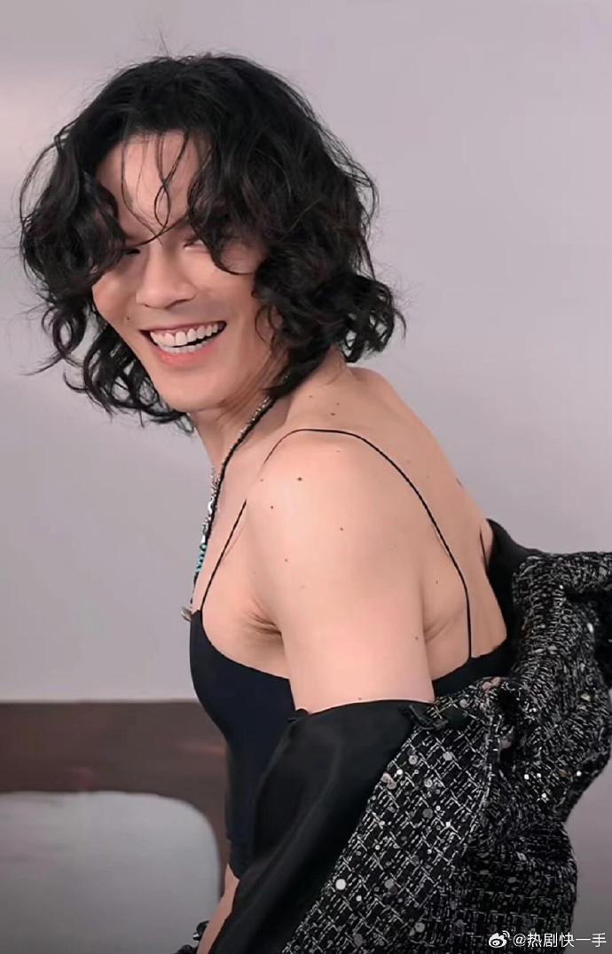 向佐在直播中換上多套女裝。