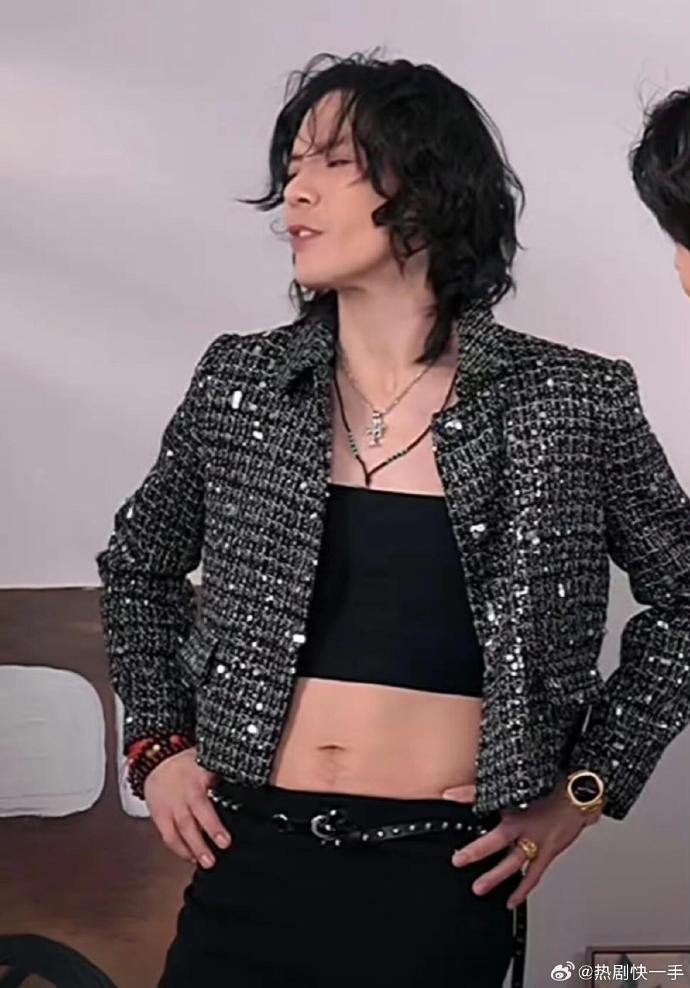 向佐在直播中換上多套女裝。