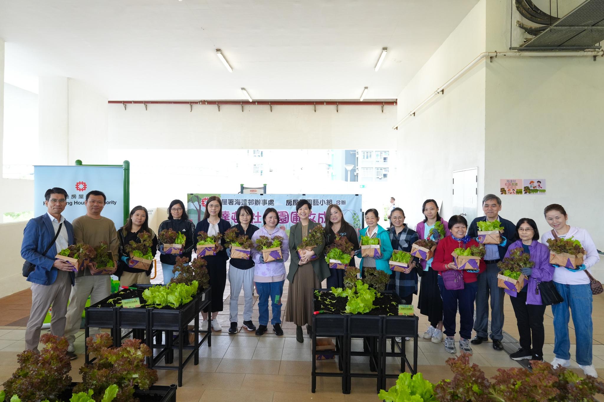 何永賢同羅淑佩參與海達邨社區園圃收成日。(何永賢FB)