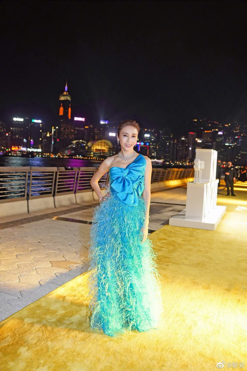 黎姿維持多年「睡前泡腳」的習慣,她認為,泡腳對身體有很多好處。(微博@黎姿)