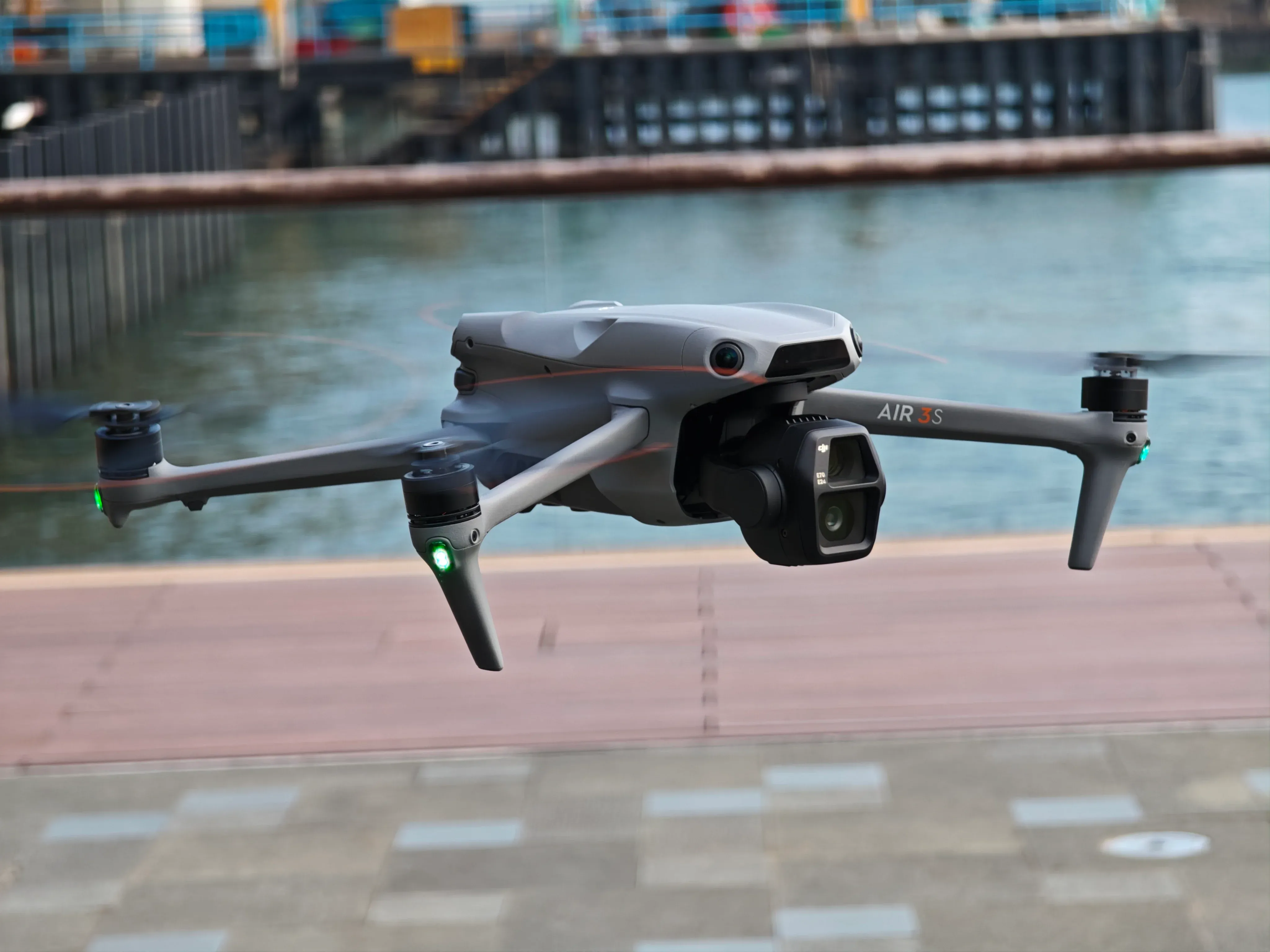 Air 3S 的操作性能是另一個驚喜之處,其抗風性能對比上代甚至有輕微提升,全向避障系統在測試中表現亦十分穩定
