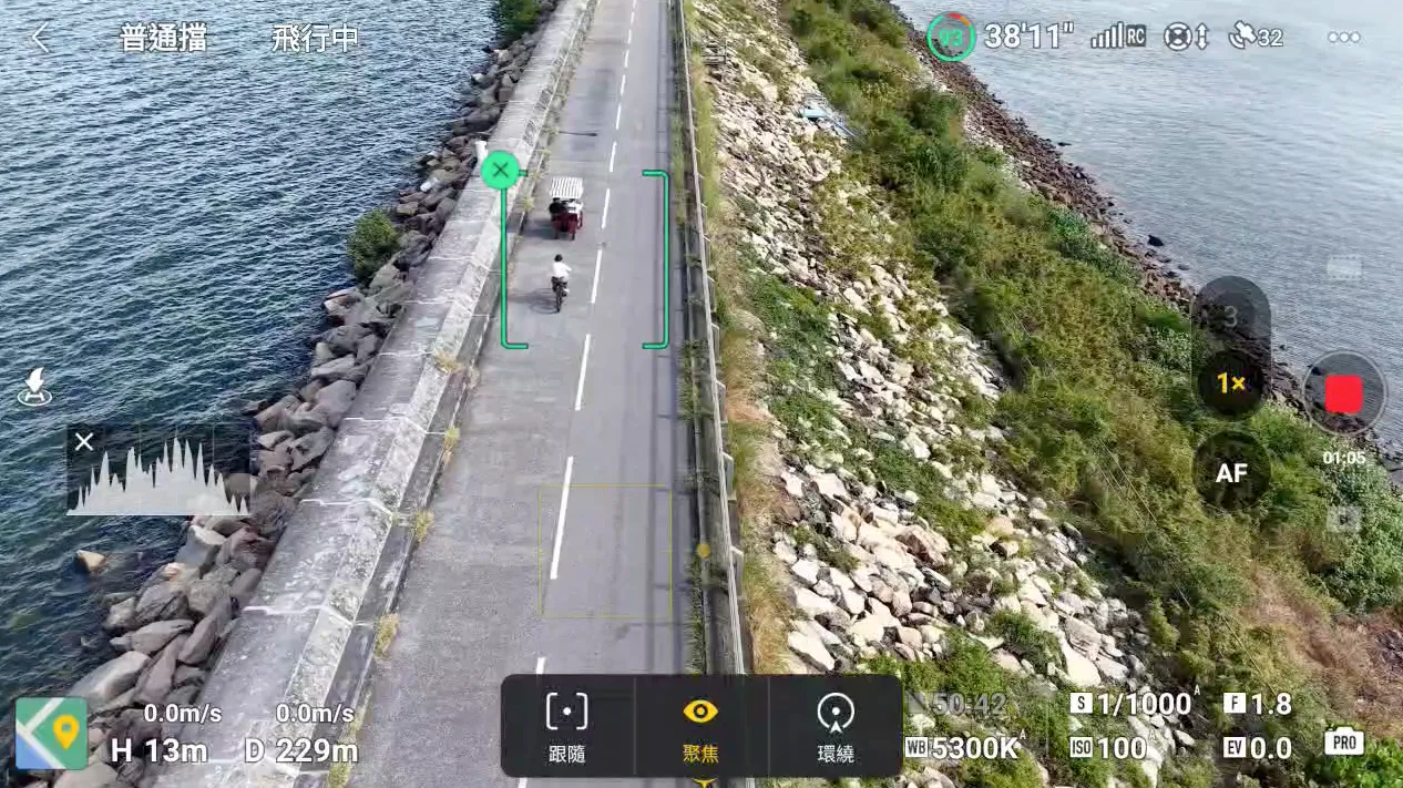 智能跟隨功能,增加了半身跟隨和汽車目標跟隨模式,最大跟隨速度提升至每秒 15 米,我們測試過一般踩單車的追拍虔果都十分不俗。