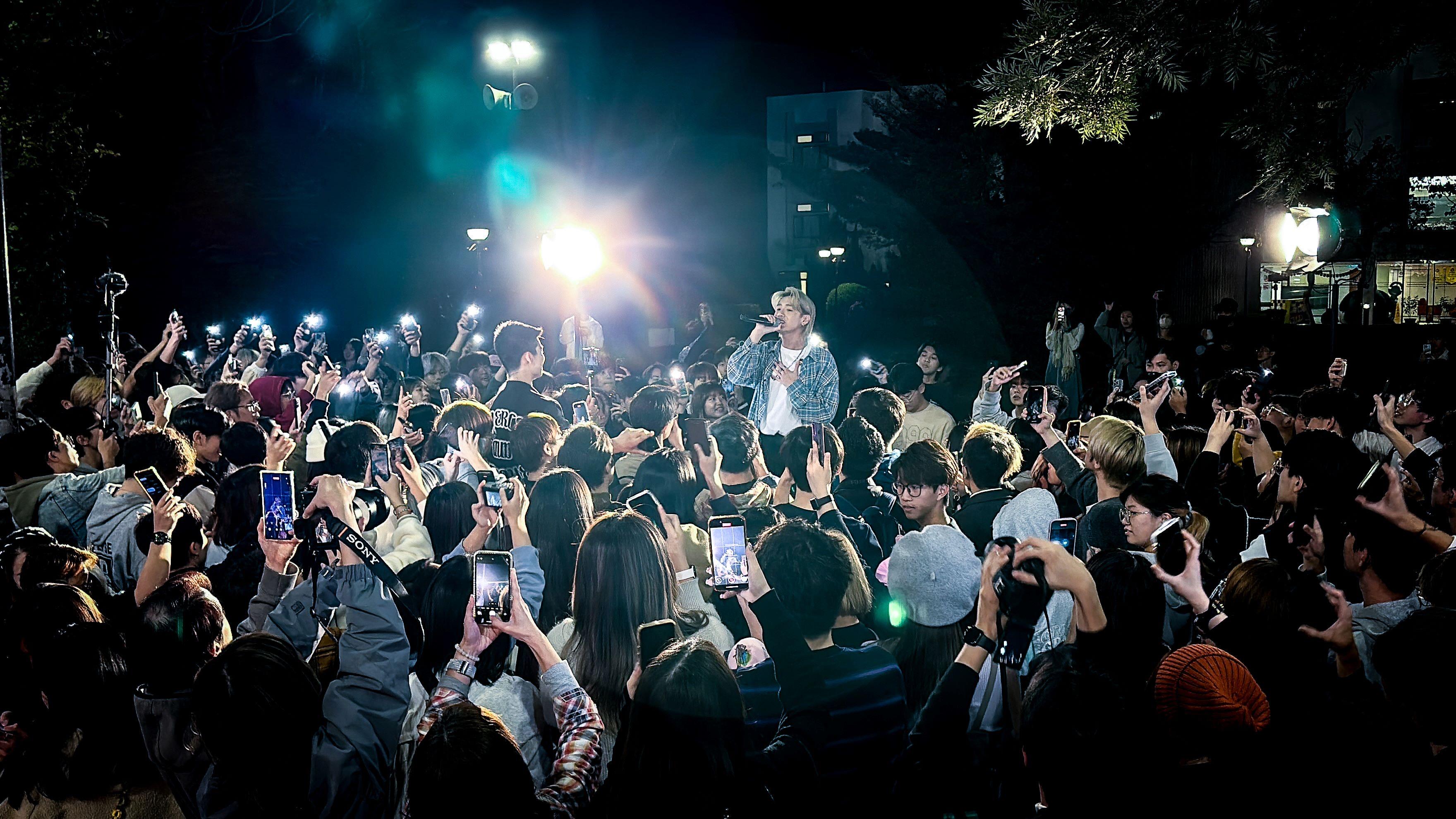 力臻今次回到母校,表現得十分開心。