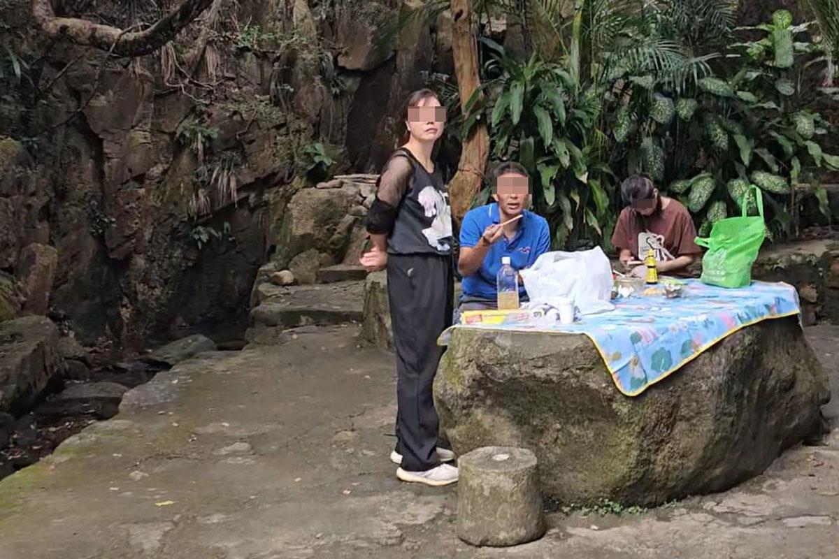 龍虎山有3人懷疑非法燒烤。(FB群組「香港自然生態論壇」)