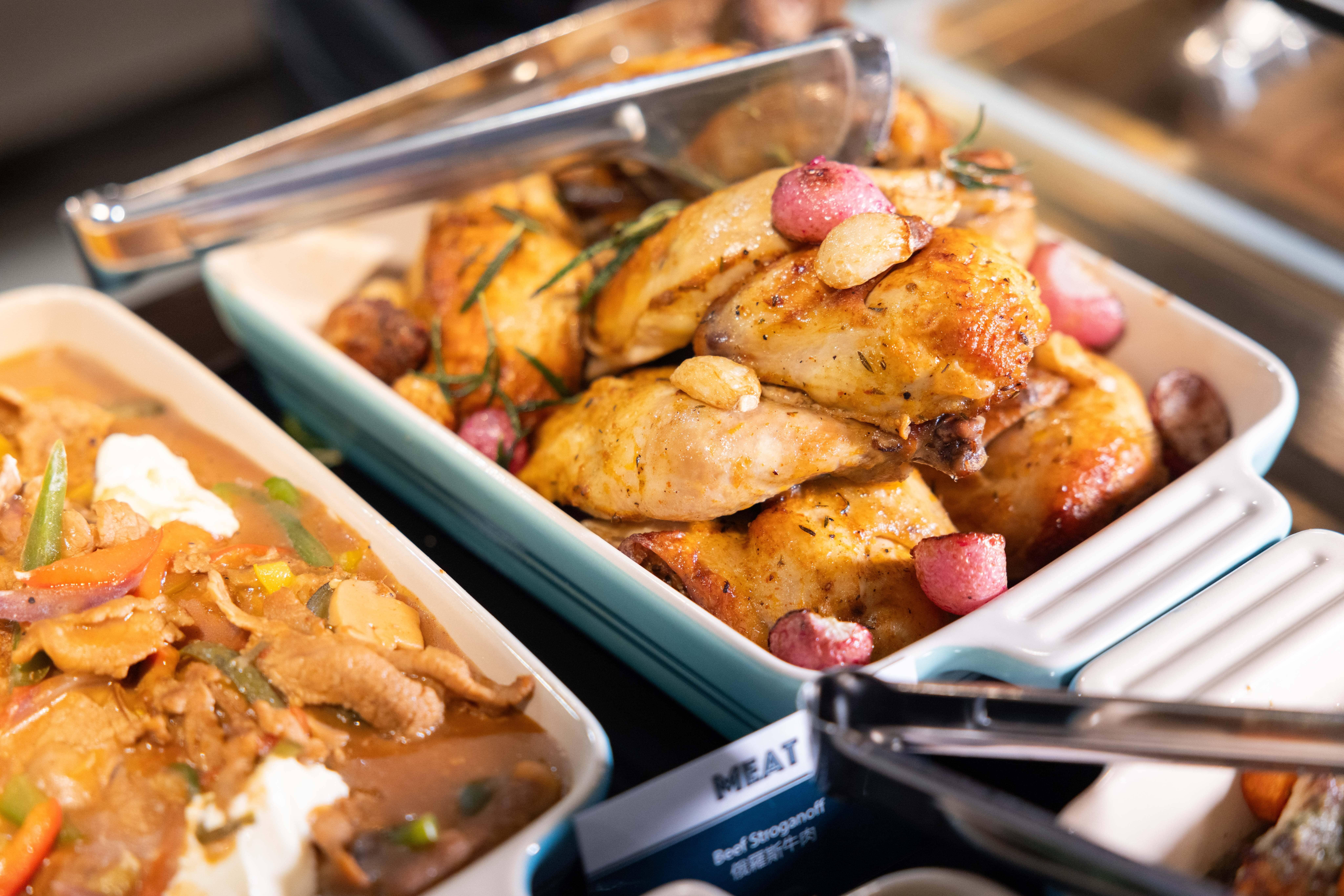 兩款主菜便當的靈感源自港式兩餸飯。