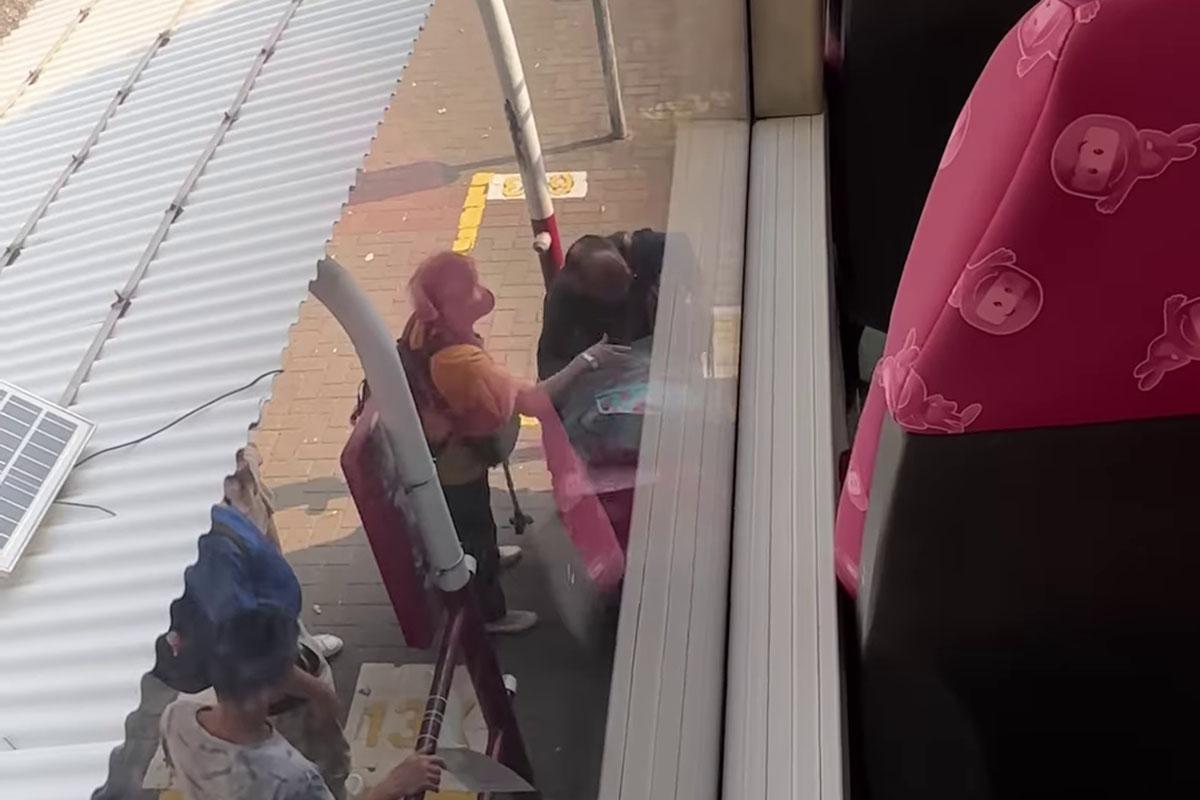 一名中年漢試圖攜帶大型行李上巴士。(網民Ka Chun@FB群組「香港突發事故報料區及討論區」)