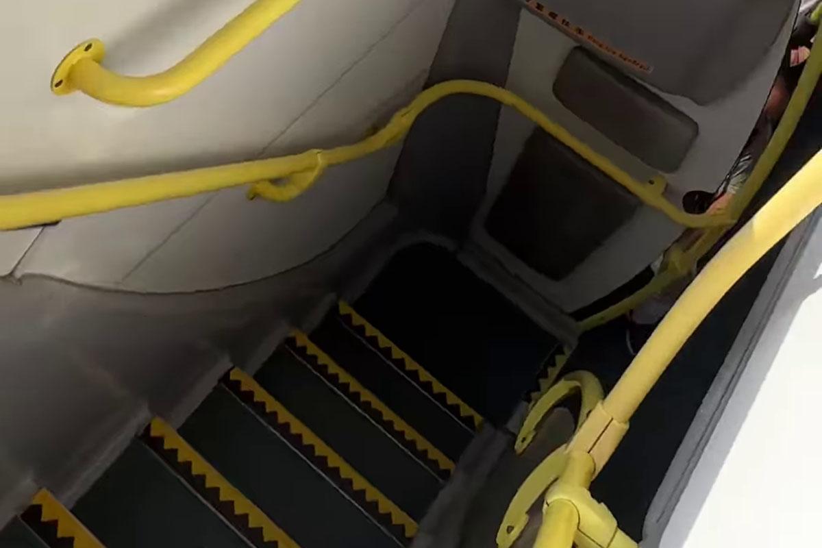 拍攝者見兩人爭執一段時間遂落樓下拍片。(網民Ka Chun@FB群組「香港突發事故報料區及討論區」)