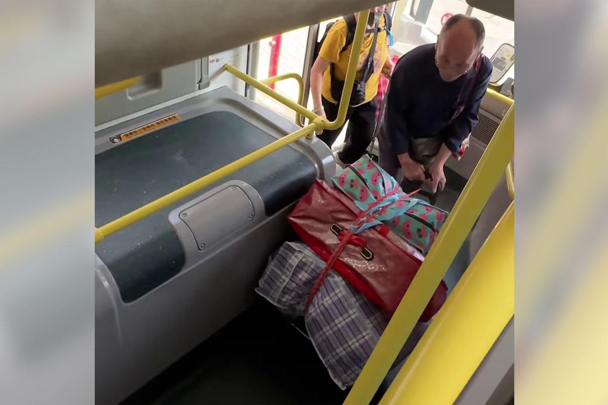 中年漢一邊口角一邊推行李入車廂。(網民Ka Chun@FB群組「香港突發事故報料區及討論區」)