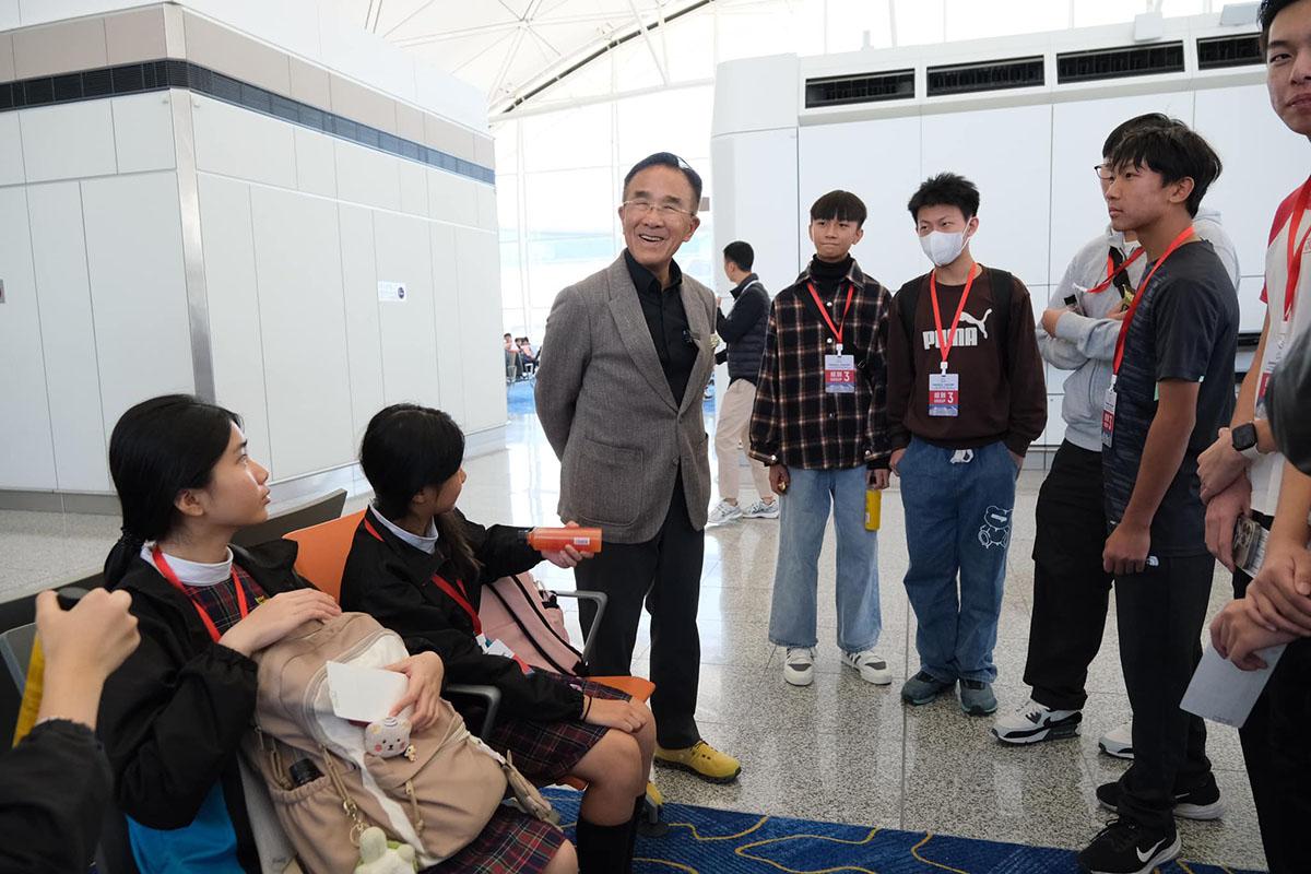 田北辰與一群中、小學生成為中跑道首航班次座上客。(田北辰FB)
