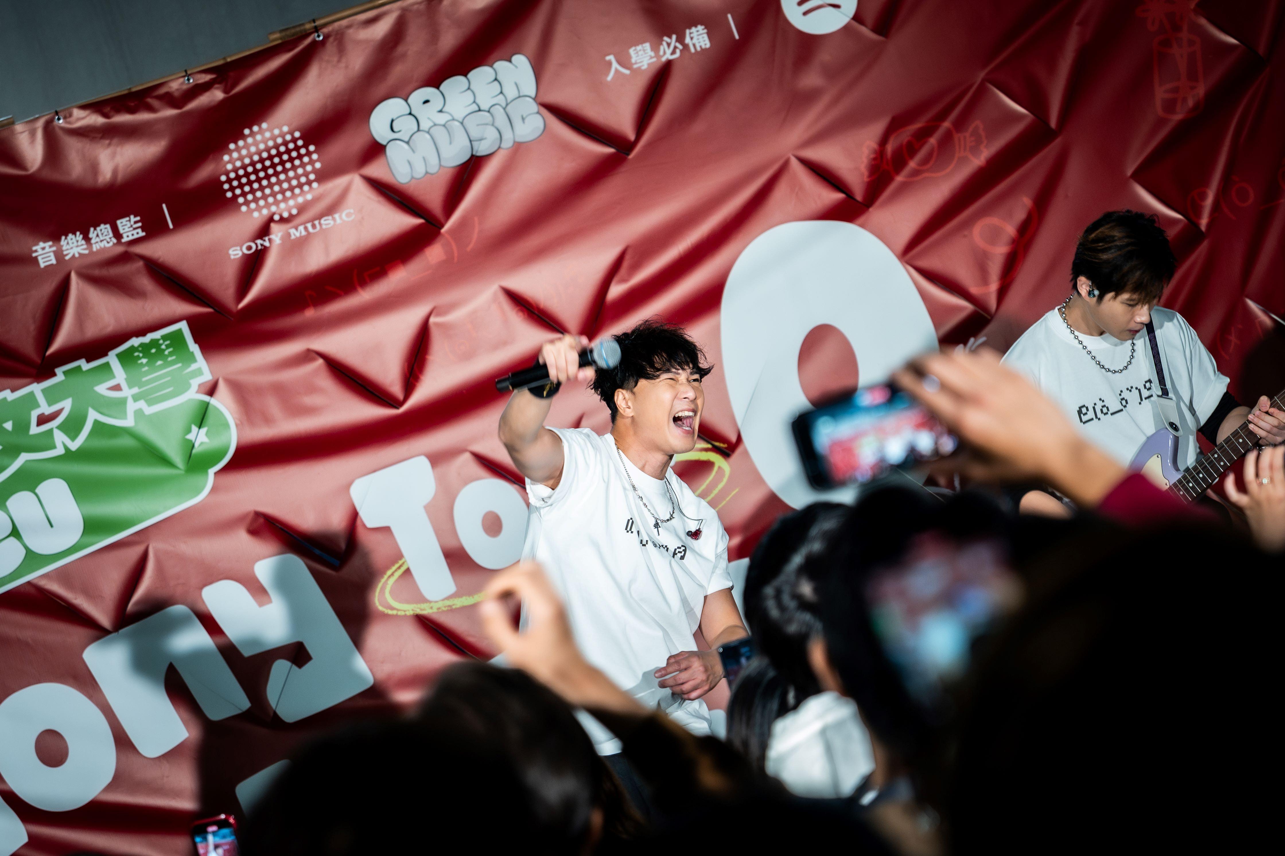 Alan唱出《森林》時學生們瞬間high爆,隨即一起大合唱。