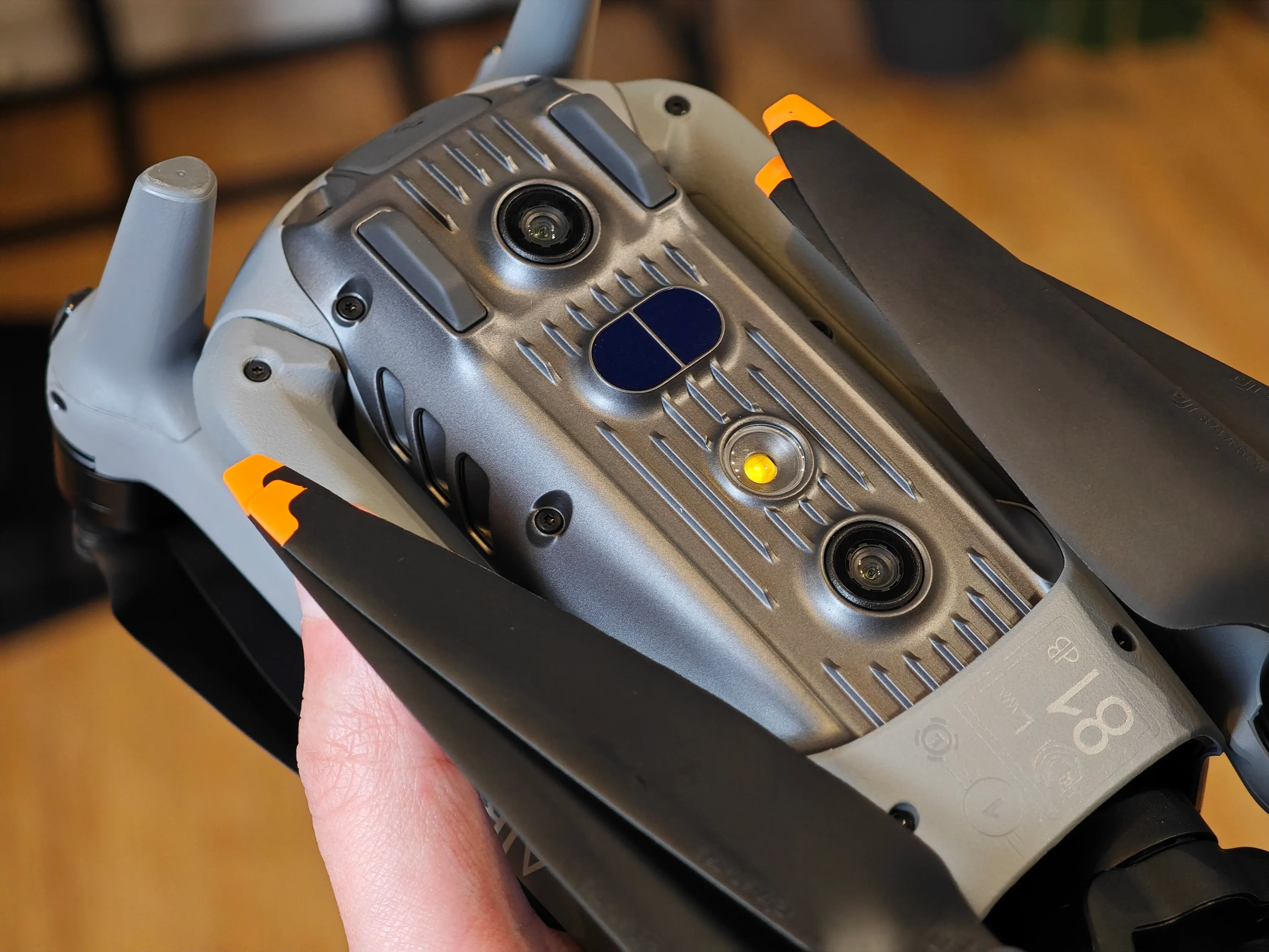 DJI Air3s 的雙鏡頭系統佈局在機身前方,下方是全向避障的紅外線感知系統