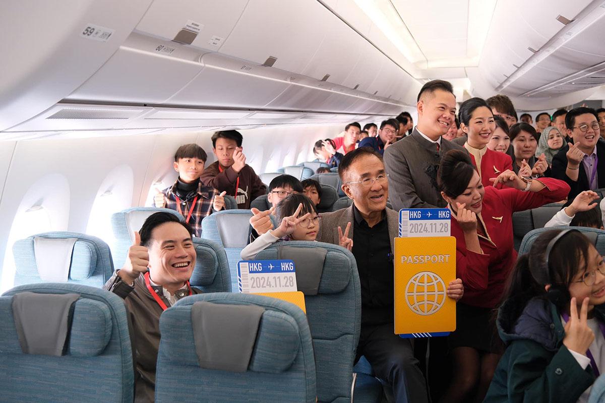 田北辰與一群中、小學生成為中跑道首航班次座上客。(田北辰FB)