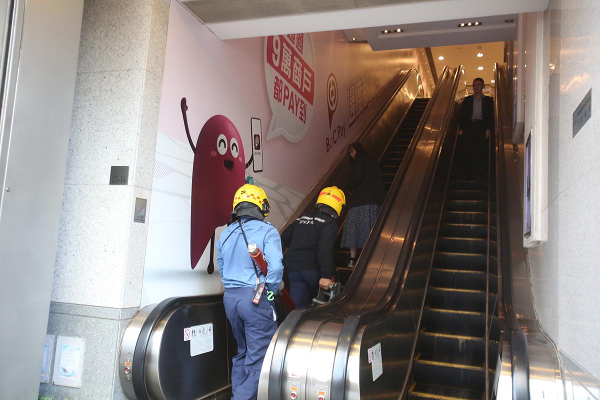 中環歐陸貿易中心日前有電梯維修學徒墮坑死亡。(資料圖片)