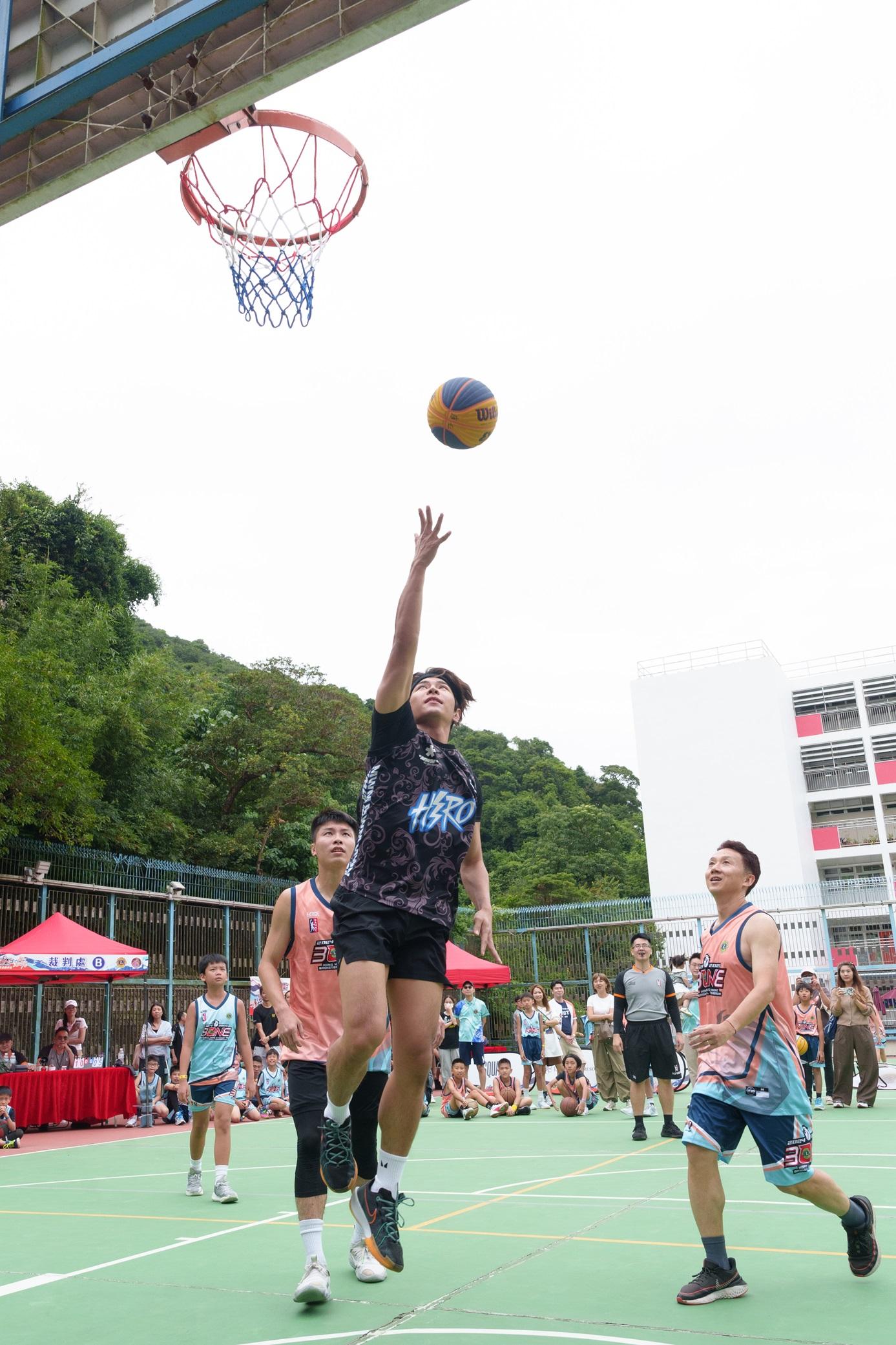 羅天宇在場擁躉不少,尤其微笑時更使出微笑3分手。