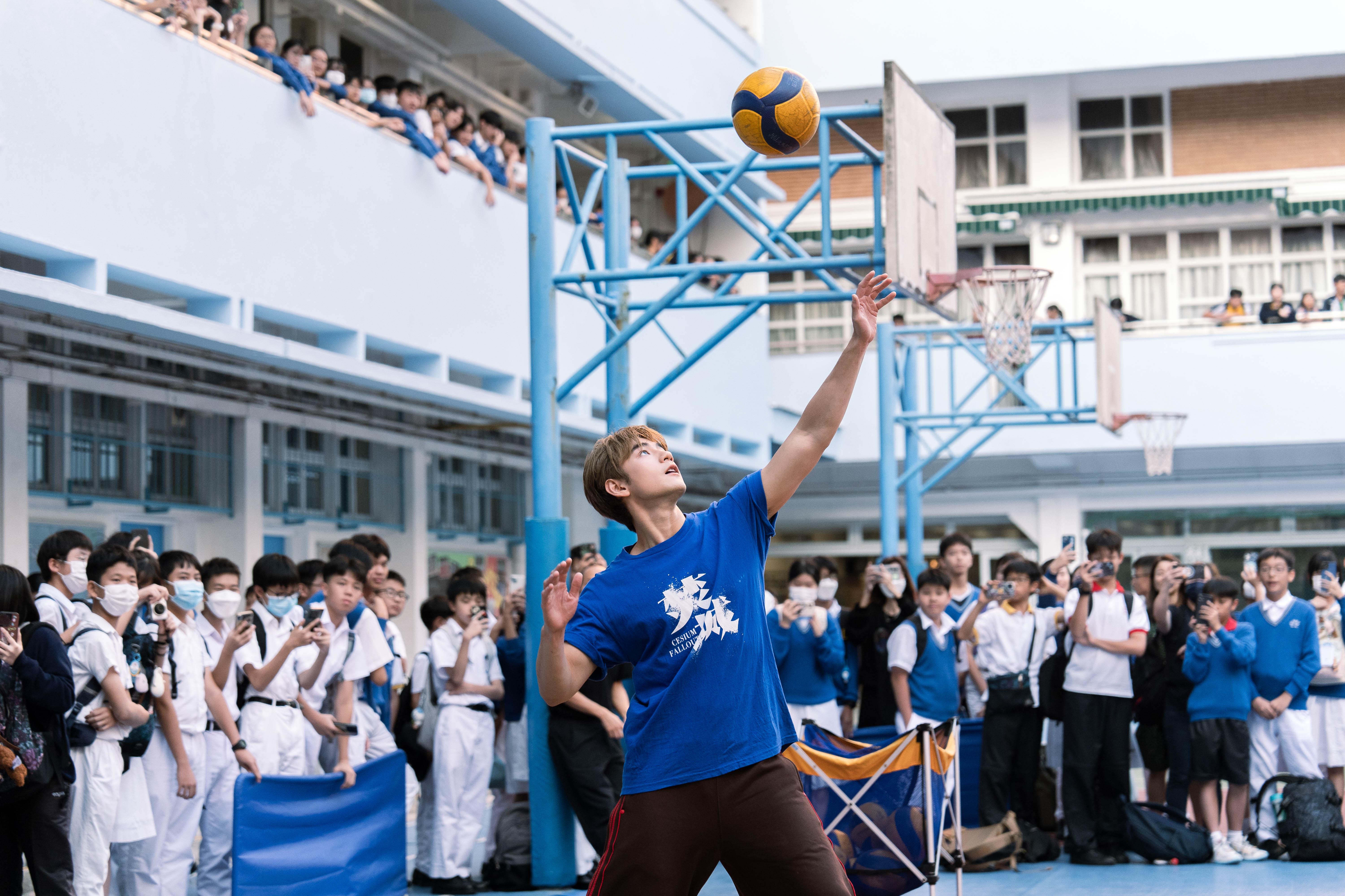 四位演員及後更親身上陣與師生們排球激戰,氣氛火熱!