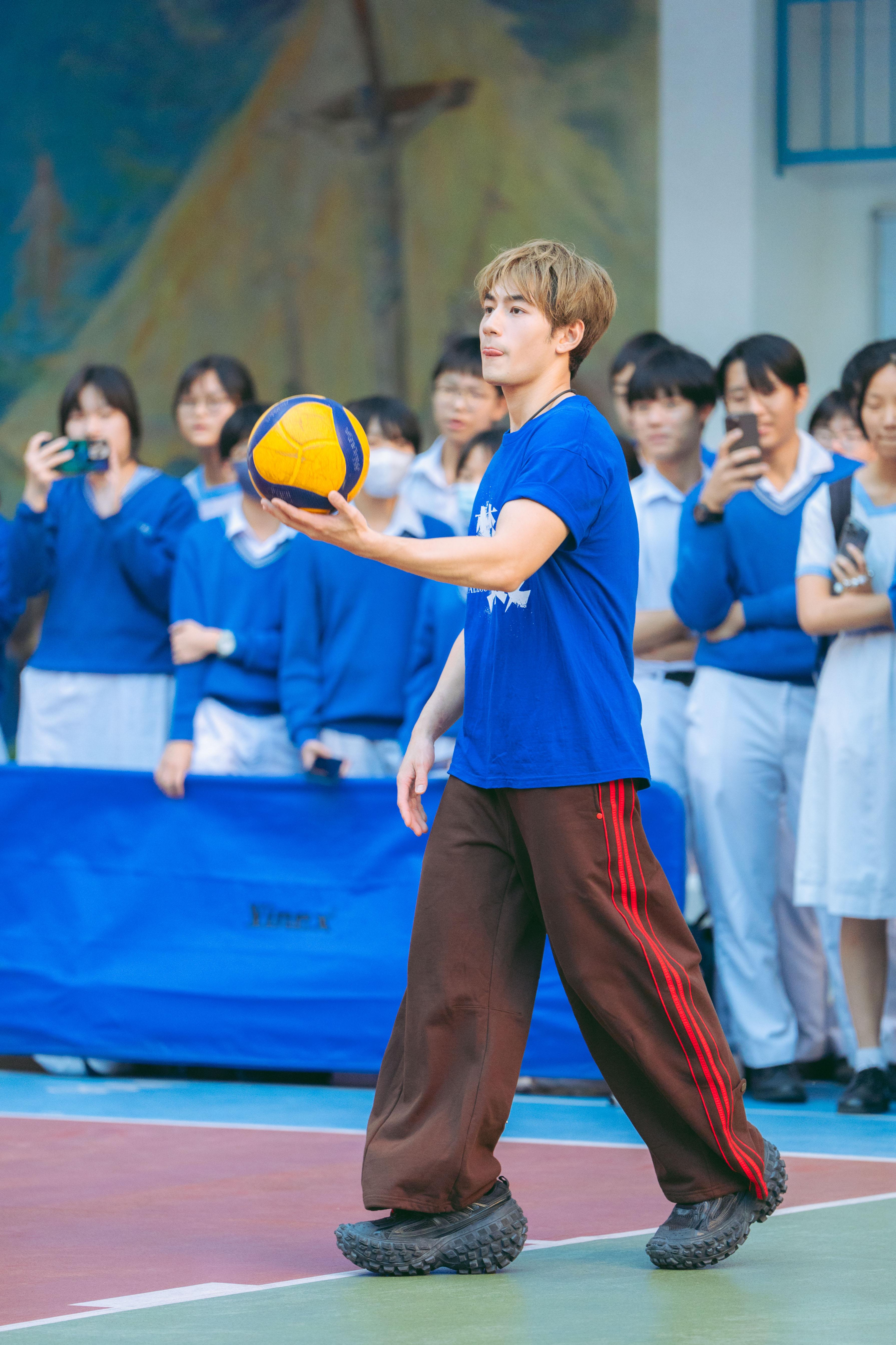 Jeffrey連續幾次成功發球,引得全場尖叫連連