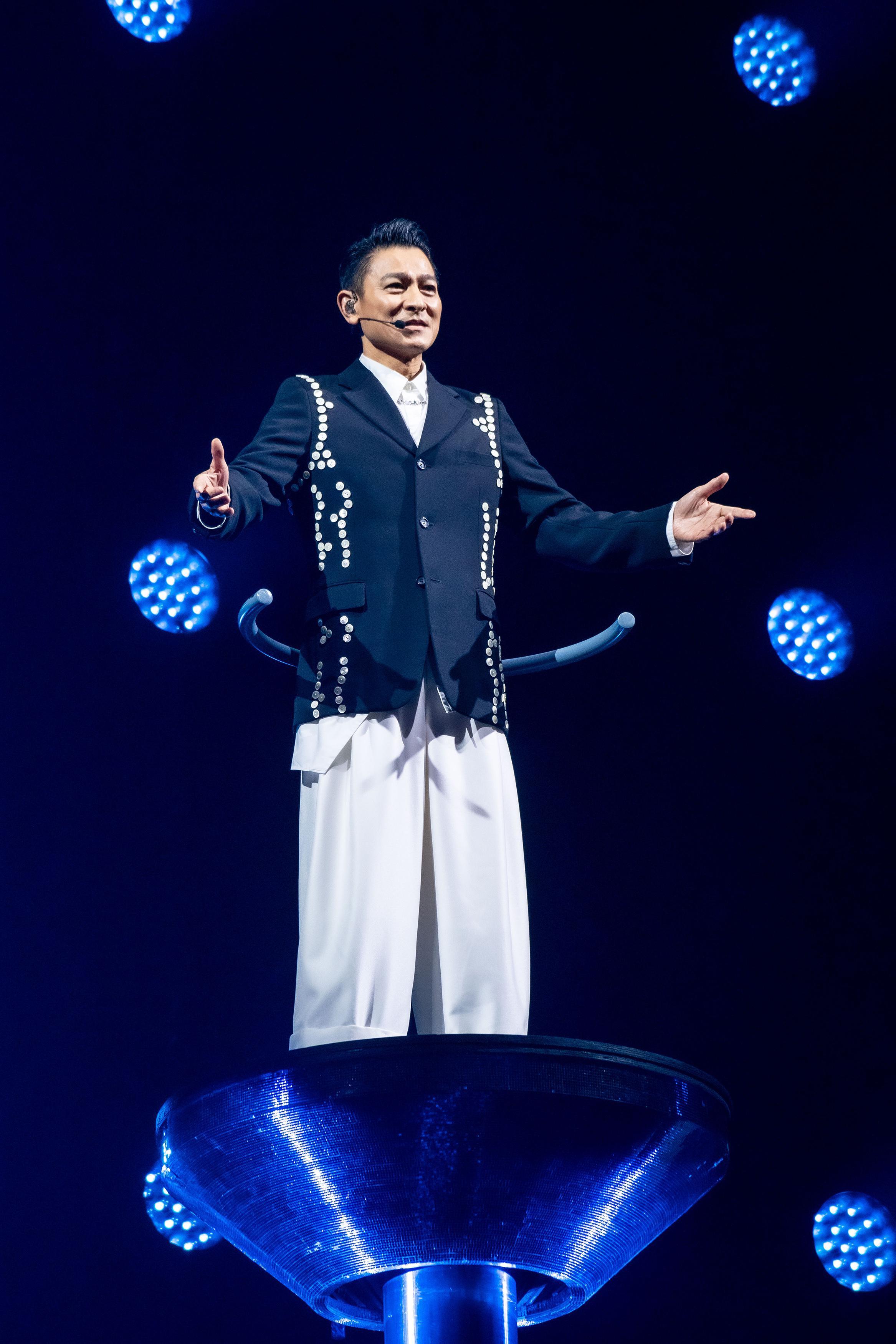 劉德華相隔11年,再踏小巨蛋舞台會歌迷。