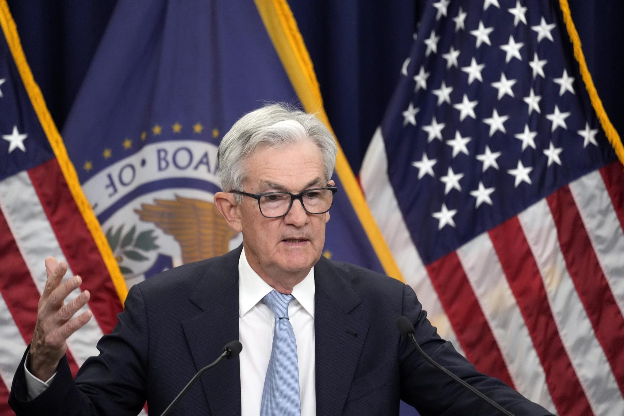 美國聯儲局主席鮑威爾周四演講中「放鷹」,表示近期美國經濟表現相當好,美聯儲局不急於減息。(資料圖片)