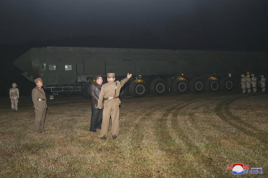 朝中社發布圖片,指北韓10月31日試射新型固體燃料洲際彈道導彈(ICBM),領袖金正恩到場視察。(資料圖片)