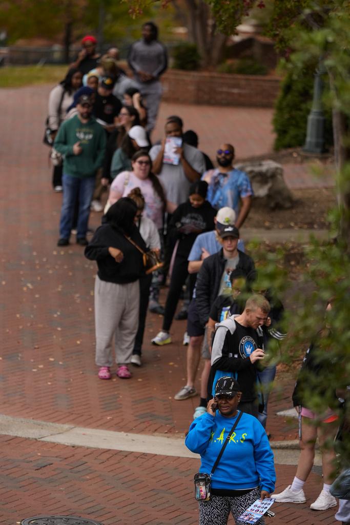 北卡羅來納州上周六最後一日提前投票,選民到票站投票。(美聯社)