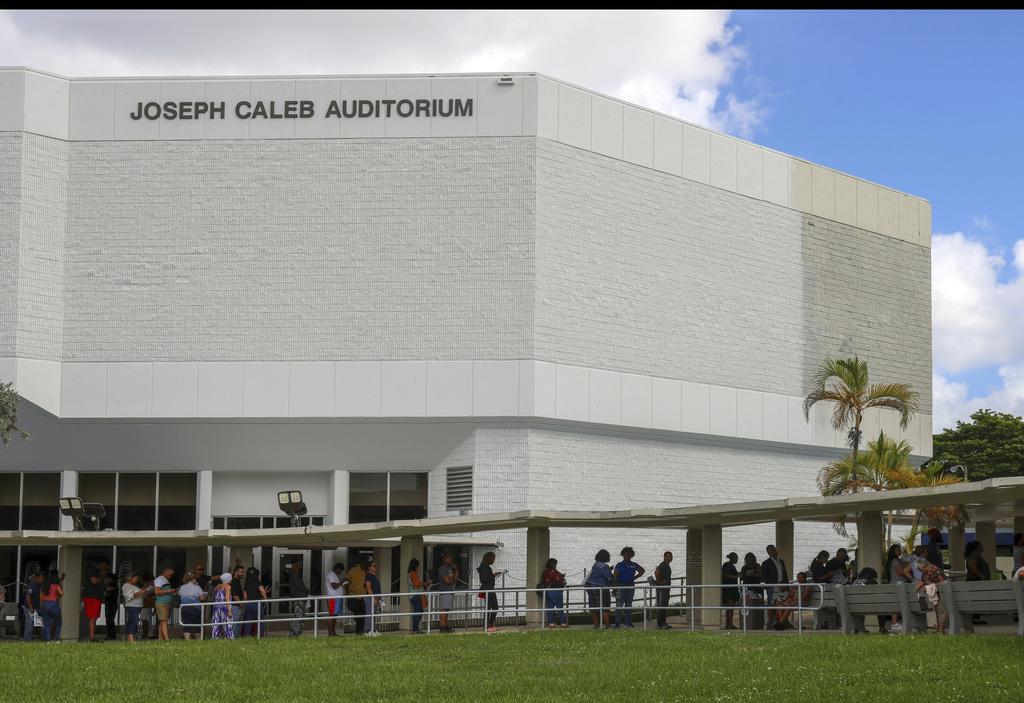 佛州周日是提前投票最後一天,選民排隊投票。(美聯社)