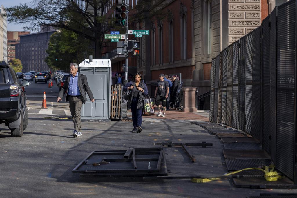 白宮附近的街道加裝圍欄。(美聯社)