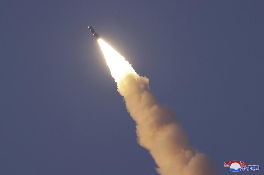 朝中社發布圖片,指北韓10月31日試射新型固體燃料洲際彈道導彈(ICBM)。(資料圖片)