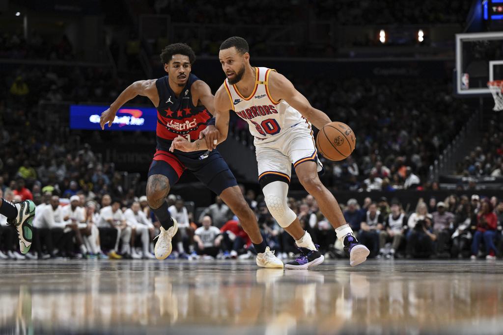 居里對巫師復出,僅上陣24分鐘就攻入24分。(美聯社)