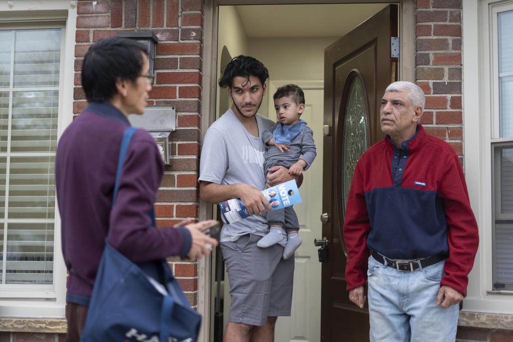 賀錦麗競選團隊在密歇根州Dearborn走訪社區拉票。(美聯社)