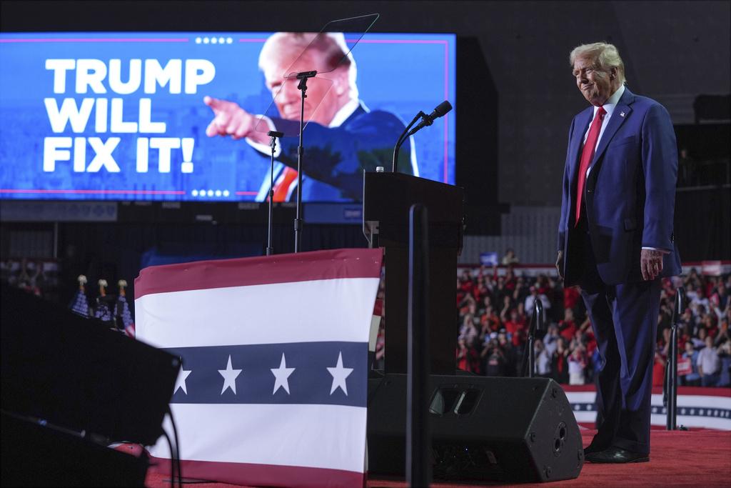 美國總統大選周二投票,特朗普留在密歇根州拉票直至凌晨。(美聯社)