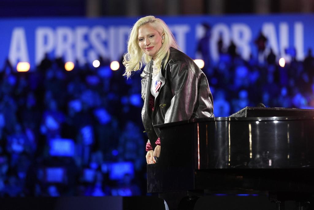 Lady Gaga在大選舉行前一天到賓夕法尼亞州費城為賀錦麗站台。(資料圖片)