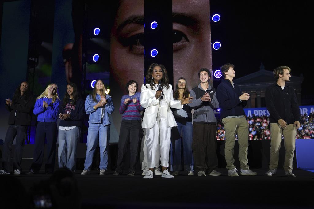 名嘴奧花雲費在大選舉行前一天出席賀錦麗於賓夕法尼亞州費城的競選集會。(資料圖片)