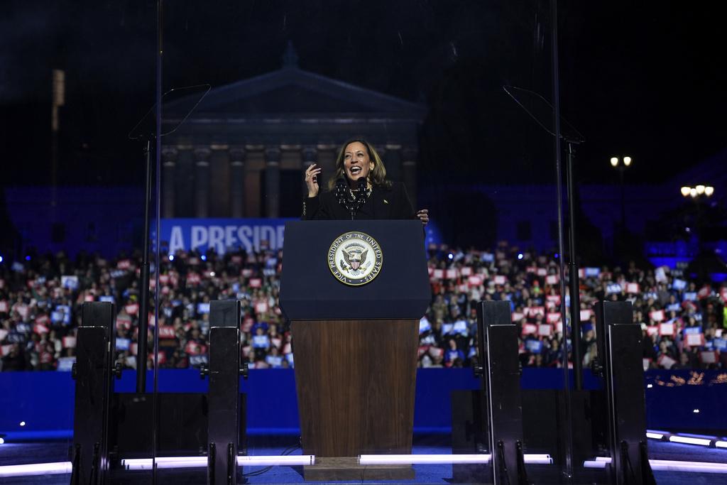 賀錦麗周一在投票前到賓夕法尼亞州費城拉票。(美聯社)
