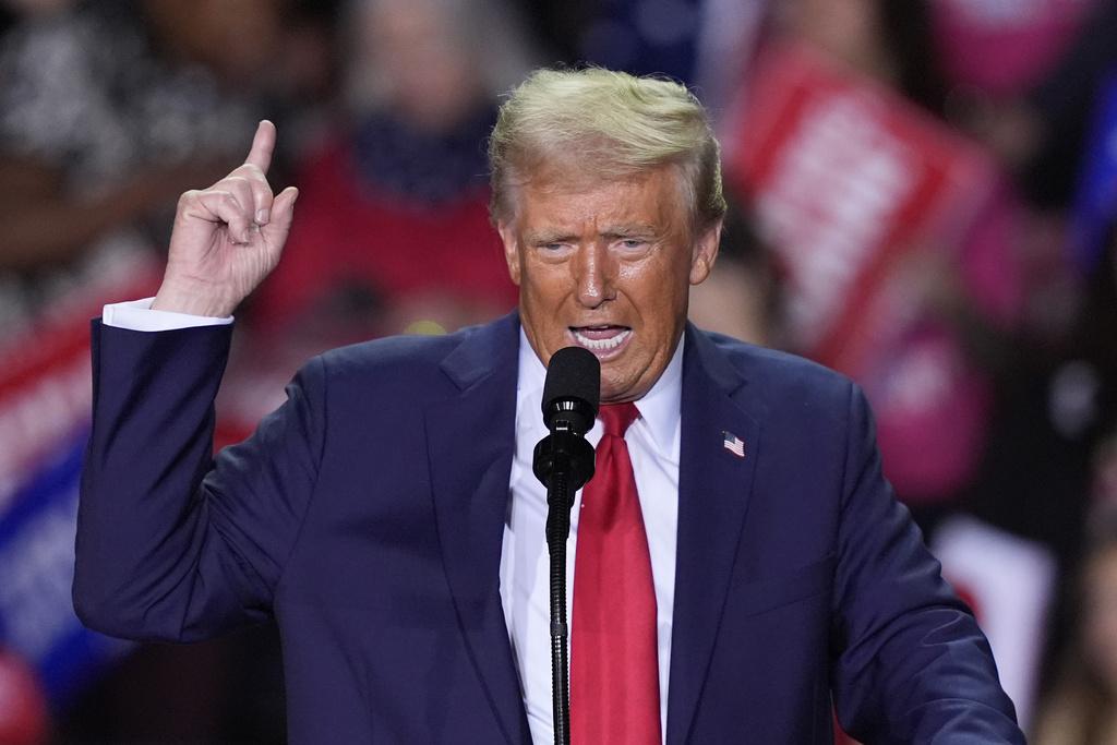 美國總統大選周二投票,特朗普留在密歇根州拉票直至凌晨。(美聯社)