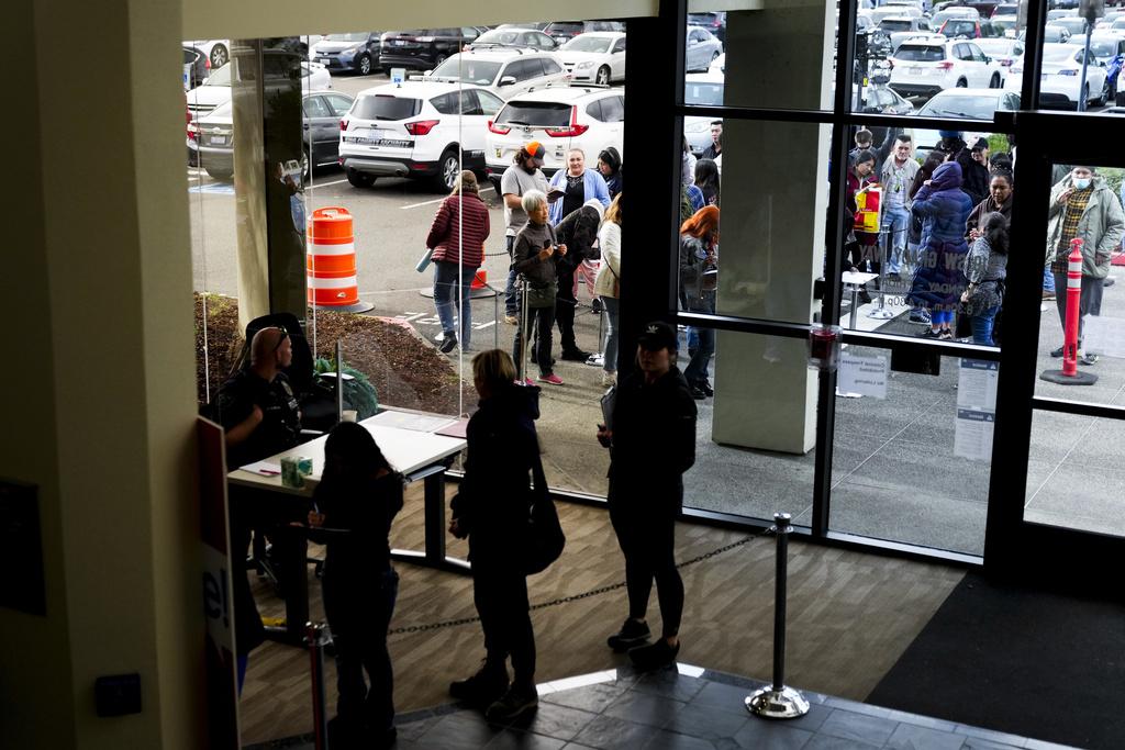 華盛頓州Renton一個票站外選民大排長龍。(美聯社)