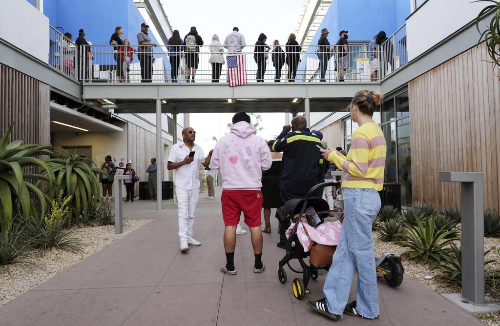 加州洛杉磯一個票站外選民「 打蛇餅」。(美聯社)