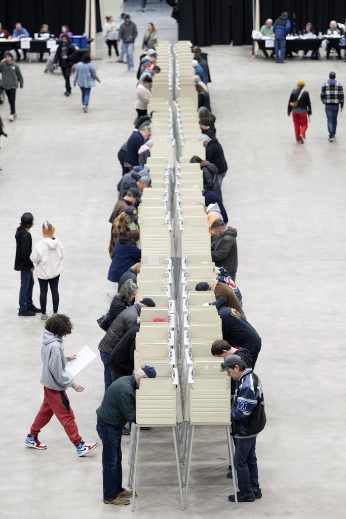 蒙大拿州選民在票站投票。(美聯社)