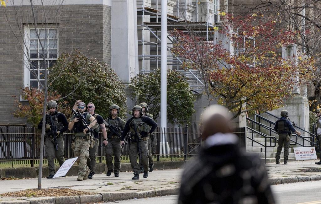 緬因州波特蘭一個票站接獲炸彈恐嚇後,持槍執法人員到場。(美聯社)