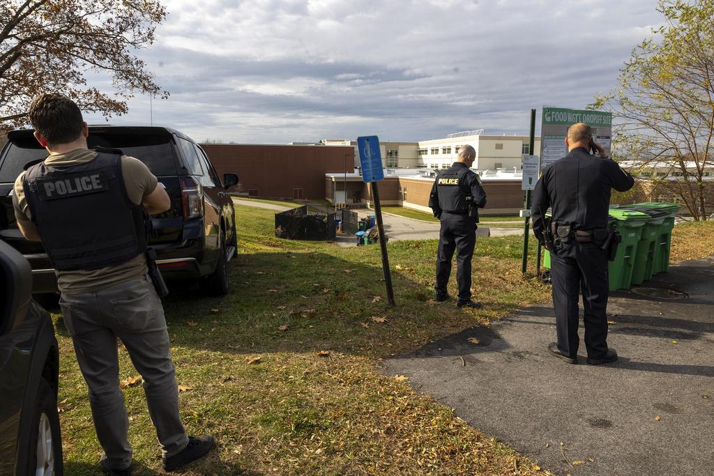 緬因州波特蘭一個在學校設置的票站接獲炸彈恐嚇後,警員到場搜索。(美聯社)