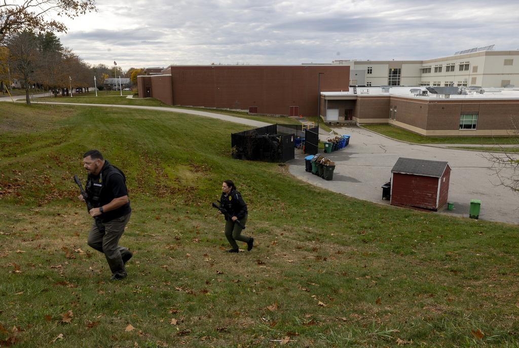 緬因州波特蘭一個在學校設置的票站接獲炸彈恐嚇後,警員到場搜索。(美聯社)